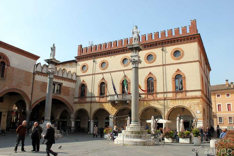 Piazza del Popolo: city square with Venetian flair